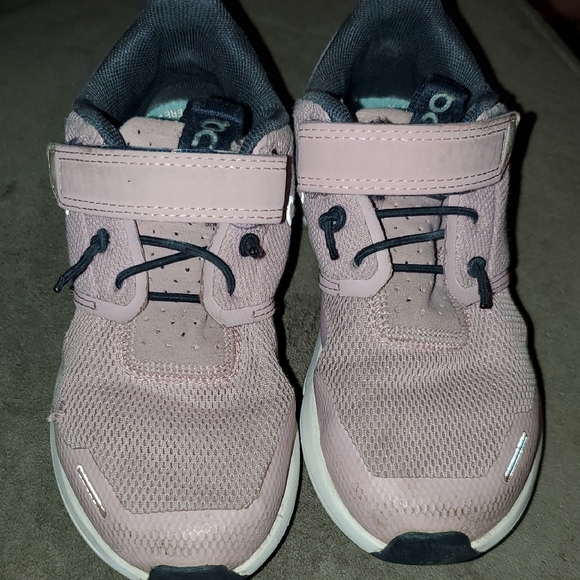 On Running Kids Sneakers in Light Pink and Dark Gray - Picture 2 of 6